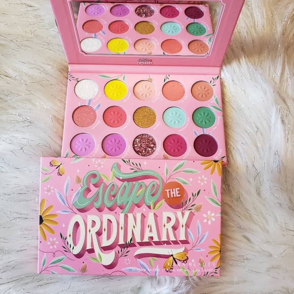 Escape The Ordinary 15 Color Eyeshadow Palette from Kara Beauty - Picture 3 of 4